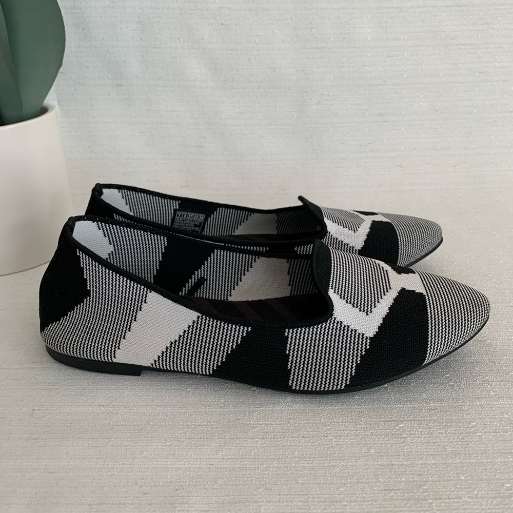 Skechers Black and White Geo Patterned Knit Flats